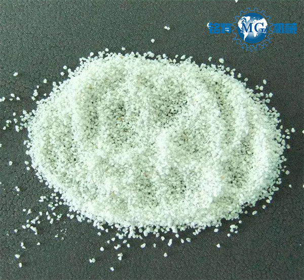 ?；⒅? /> 
</p>
　　玻化微珠保溫砂漿是一種適用于建筑內(nèi)外墻粉刷的新型保溫節(jié)能砂漿材料，是以玻化微珠顆粒和膠凝材料等共同構(gòu)成的干粉砂漿，具有防火防凍、節(jié)能利廢、耐老化、價格低廉和保溫隔熱等特點(diǎn)。<br />
　　<strong>4、海泡石</strong><br />
<p>
	　　海泡石是一種纖維狀多孔非金屬礦物材料，具有極大的比表面積（理論值900m2/g），由于海泡石的簇狀纖維中存在大量的納米級微孔和中孔孔道，因此海泡石具有高效的隔熱作用，其次海泡石還具有可塑性強(qiáng)、粘結(jié)性能好、不燃、耐久性好、無毒無害等特性。
</p>
<p style=